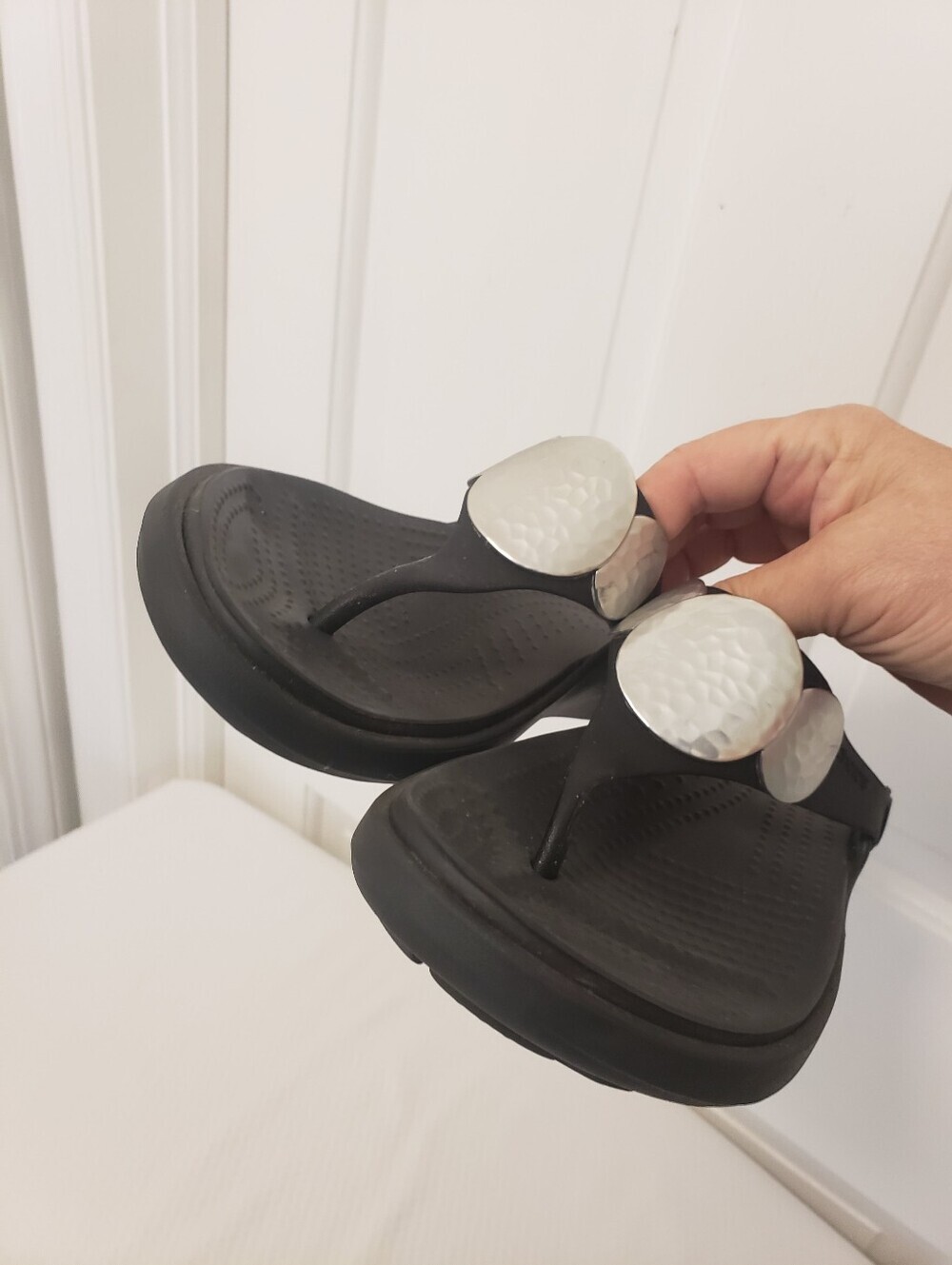 CROCS Black Sanrah Silvertone Hammered Circle Embellishments Slide Sandals Sz 9 - Picture 10 of 12